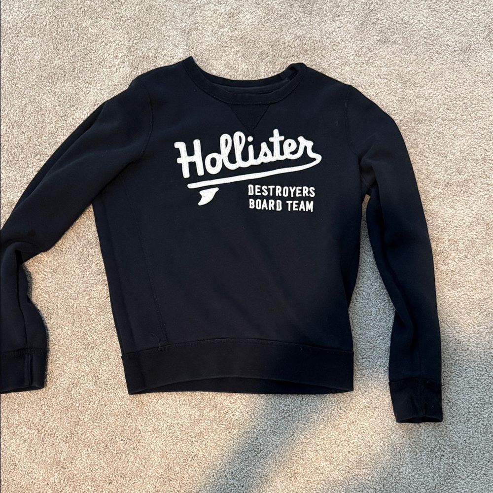 Hollister Women's Black Crew Neck Sweater